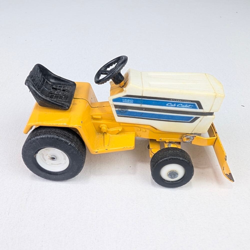 Cub Cadet 1650 Lawn Tractor